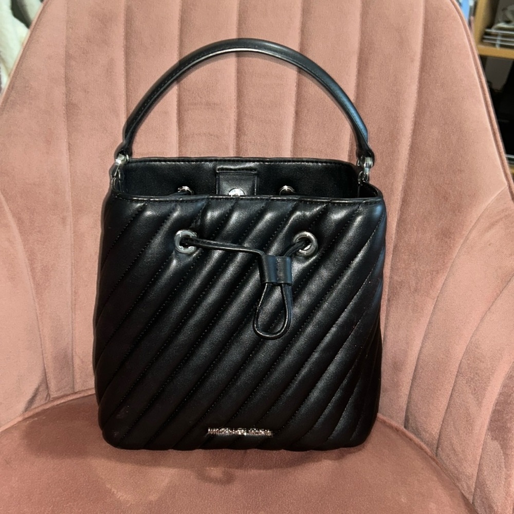 Michael Kors Bag ✨ (MOVING SALE! NEED EVERYTHING GONE!)